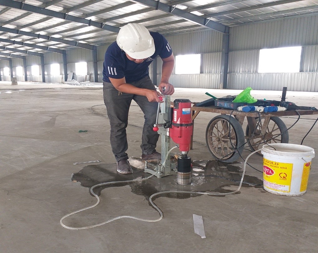 Quá trình khoan mẫu bê tông trực tiếp tại công trình 