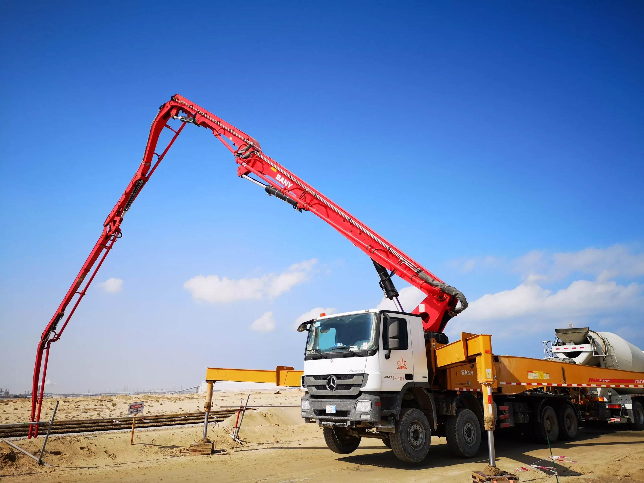 Máy bơm bê tông động có cần bơm dài