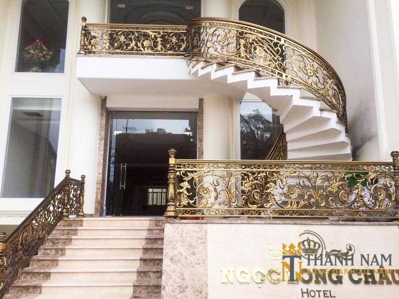 Khi lựa chọn chất liệu cho biệt thự, bạn nên sử dụng cùng một loại chất liệu cho cổng, cửa sổ và lan can để tạo sự nhất quán