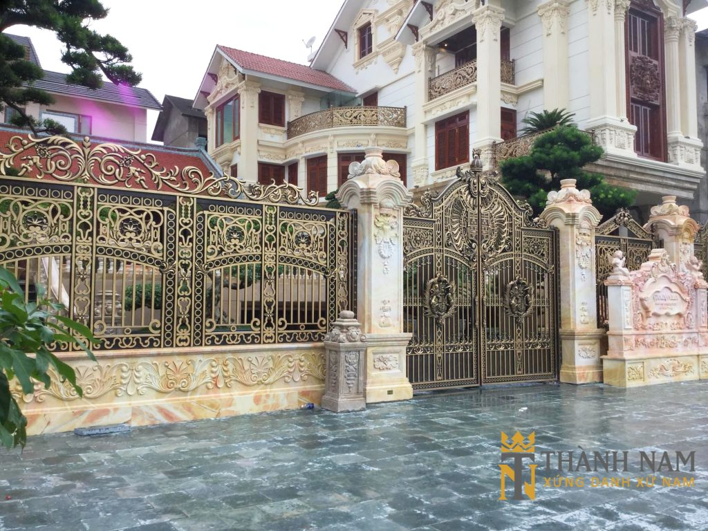 Khi thiết kế và bố trí cổng, lan can, cửa sổ… bạn cũng cần kết hợp đồng bộ với cảnh quan xung quanh như sân vườn, hàng cây, hoặc các tiểu cảnh