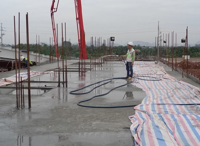 Cần chuẩn bị bạt phòng ngừa mưa bất chợt khi đổ bê tông